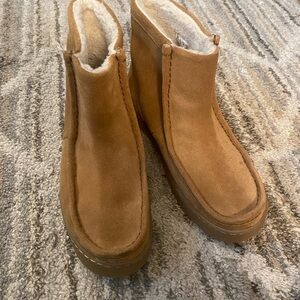 Clarks tan suede boots with Cream lined Shearling 7.5